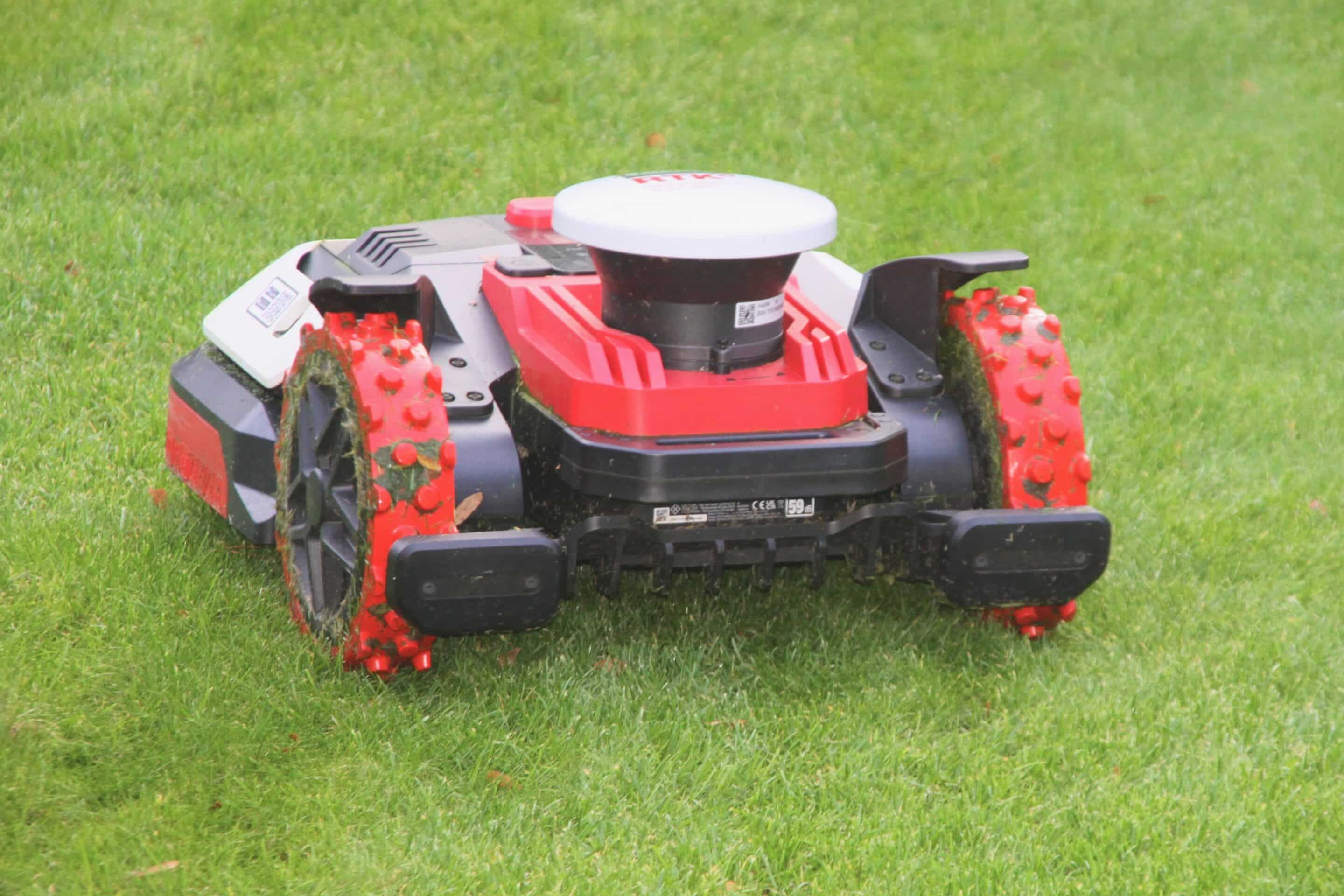 Maaibeleid gaat op de schop; acht mini robots gaan gras milieuvriendelijk maaien